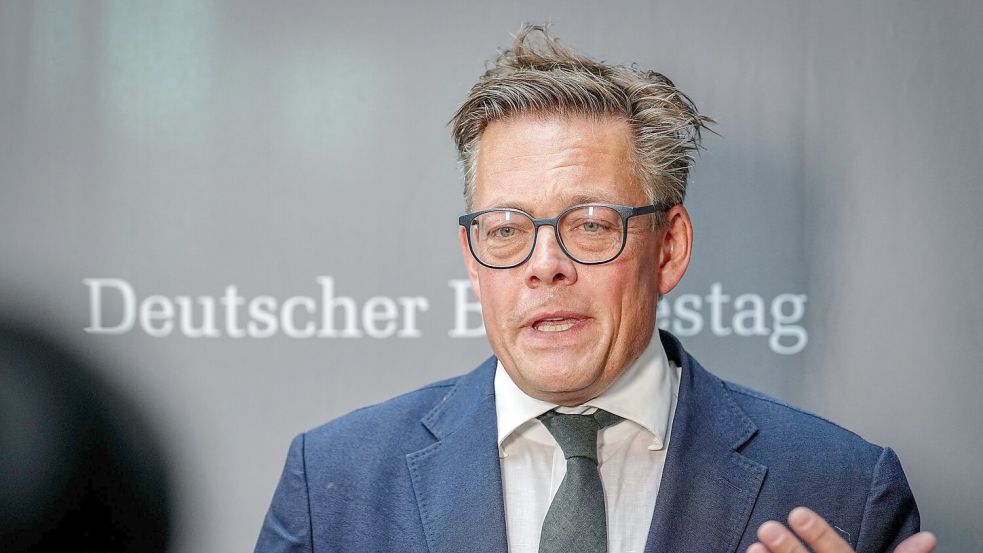 Konstantin von Notz hält eine Debatte über Vorratsdatenspeicherung aktuell für falsch. (Archivbild) Foto: Kay Nietfeld/dpa