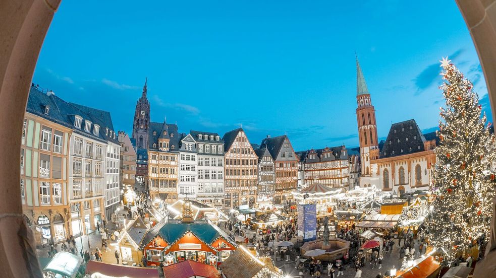 Die Weihnachtsmärkte in den Innenstädten ziehen traditionell eine große Zahl an Besuchern an. Foto: Boris Roessler/dpa