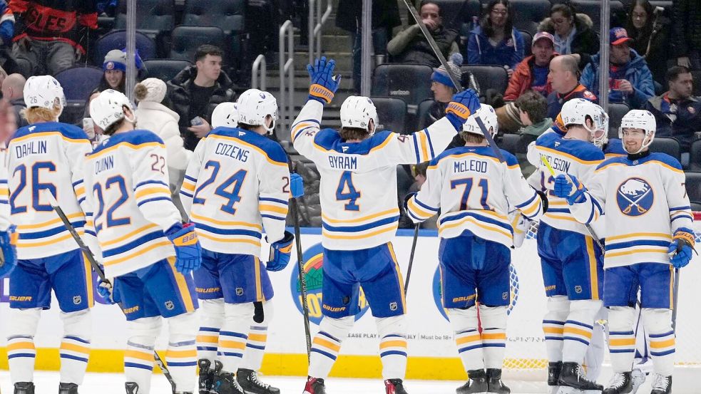 Jubel beim ersten Sieg nach zuvor 13 Niederlagen: Die Buffalo Sabres um JJ Peterka. Foto: Frank Franklin II/AP/dpa