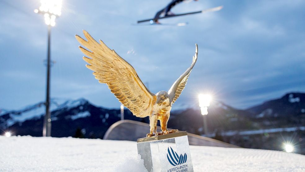 Das Objekt der Begierde: Der goldene Adler für den Tournee-Champion. Foto: Daniel Karmann/dpa