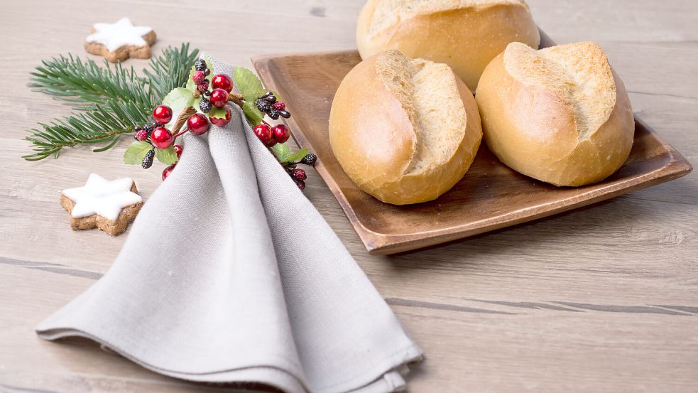 Brötchen dürfen bei einem ausgiebigen Frühstück an den Weihnachtstagen nicht fehlen. Foto: Adobe Stock/tilialucida