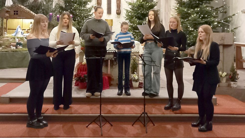 Vor Konzertbeginn gab es einen schweren Unfall. Anschließend gab es ein abgespecktes Programm. Der Chor BoniCho unter der Leitung von Antje Schönhöft mit Begleitung von Inge Spieker an der Gitarre präsentierte neben deutschen Weihnachtsliedern auch englische Titel. Fotos: Scherzer