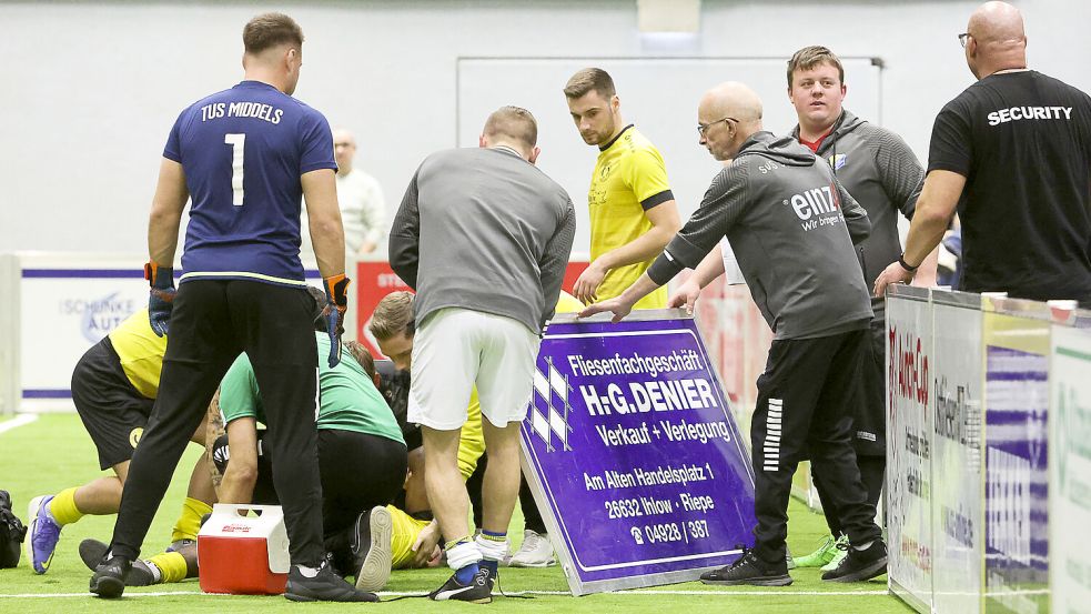 Eine Bande fungierte kurzerhand als Trage, als sich ein Middels-Spieler verletzt hatte. Torwart Henning Corell (links) wurde nach Mitternacht zum Middelser Held des Tages. Fotos: Doden, Emden