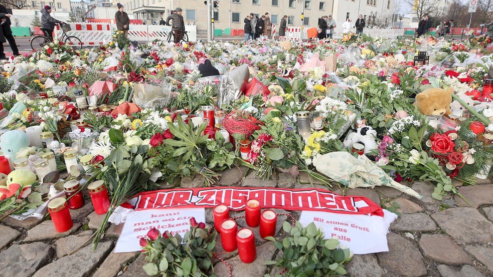 Der zentrale Gedenkort vor der Johanniskirche gleicht einem Blumenmeer. Foto: Matthias Bein/dpa