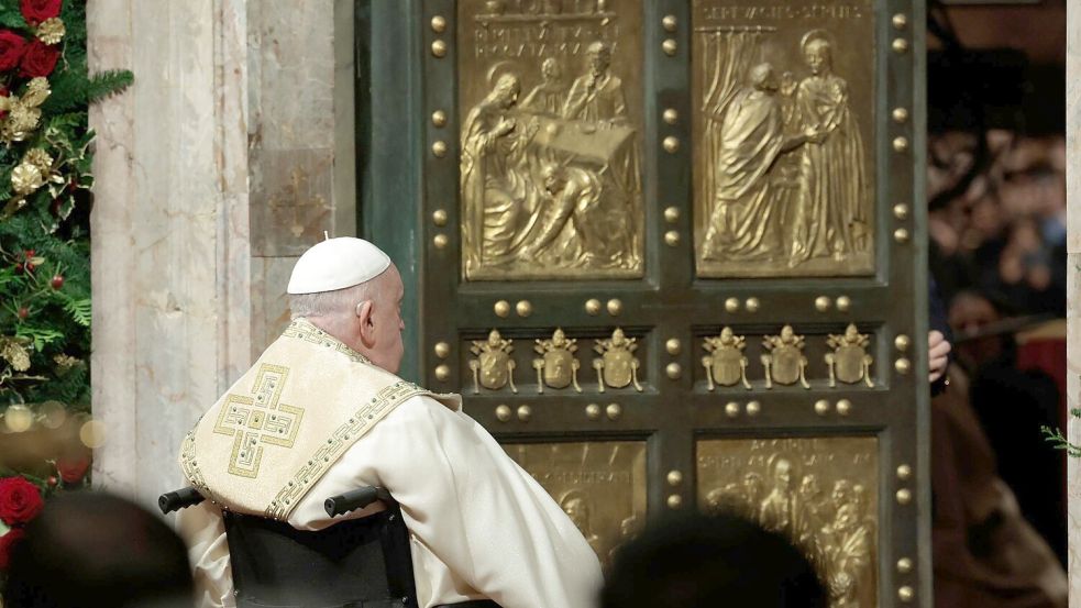 Im stillen Gebet sitzt Franziskus vor der Heiligen Pforte. Foto: Remo Casilli/Pool Reuters/AP/dpa