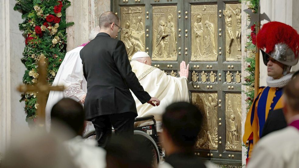 Mehrmals klopfte der Papst an die Tür, woraufhin Helfer diese von innen öffneten. Foto: Remo Casilli/Pool Reuters/AP/dpa