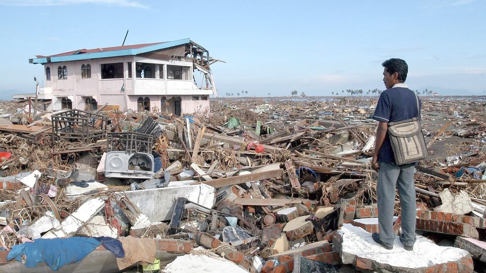 Der 39-Jährige Alexander Julkarnaen, steht auf den Trümmern seines Hauses in Banda Aceh. Er hat bei der Tsunami-Katastrophe 2004 seine Mutter, seine Tochter und drei Brüder verloren. Foto: dpa/epa/Andy Rain