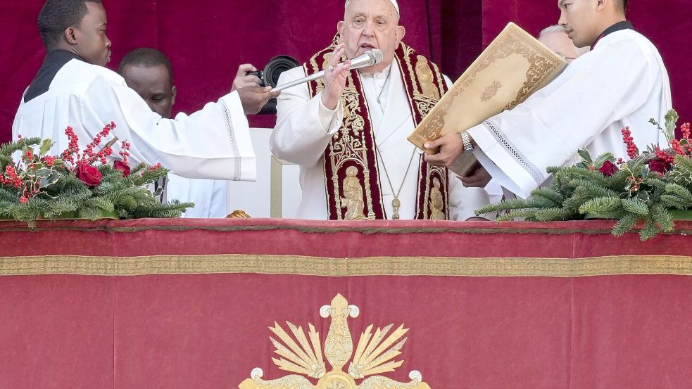 Der Papst spendete den Segen „Urbi et Orbi“, also der Stadt und dem Erdkreis. Foto: Andrew Medichini/AP/dpa