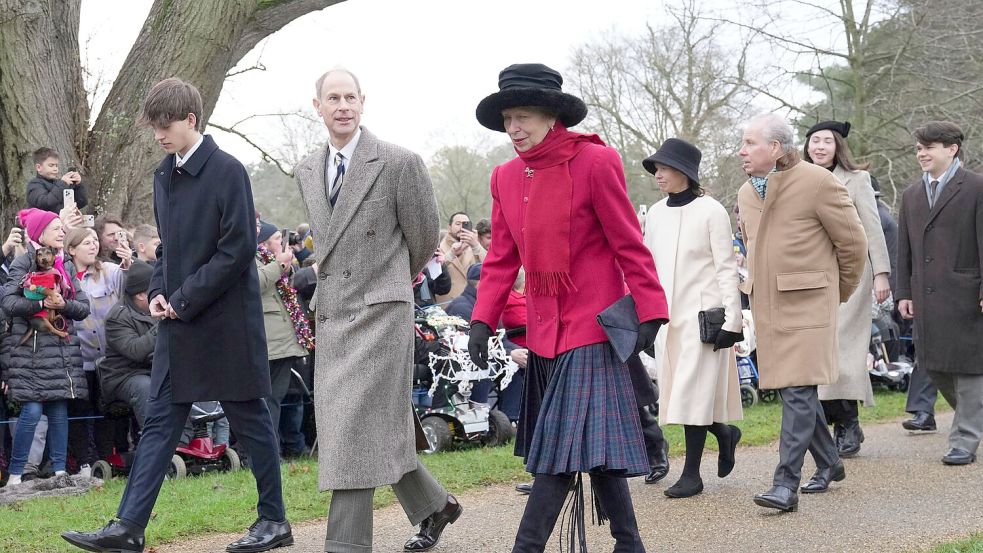 Auch Charles‘ Geschwister Prinz Edward (2.v.l.) und Prinzessin Anne waren dabei. Foto: Jon Super/AP/dpa