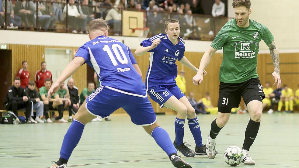 Landesligist GW Firrel (rechts Reinhard Grotlüschen) ist der Favorit auf den Titel in der Leeraner BBS-Halle, greift aber erst im neuen Jahr ins Turniergeschehen ein. Archivfotos: Doden, Emden