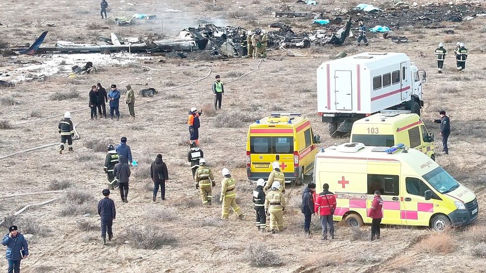 29 Menschen überlebten den Absturz teilweise schwer verletzt. Foto: Azamat Sarsenbayev/AP/dpa