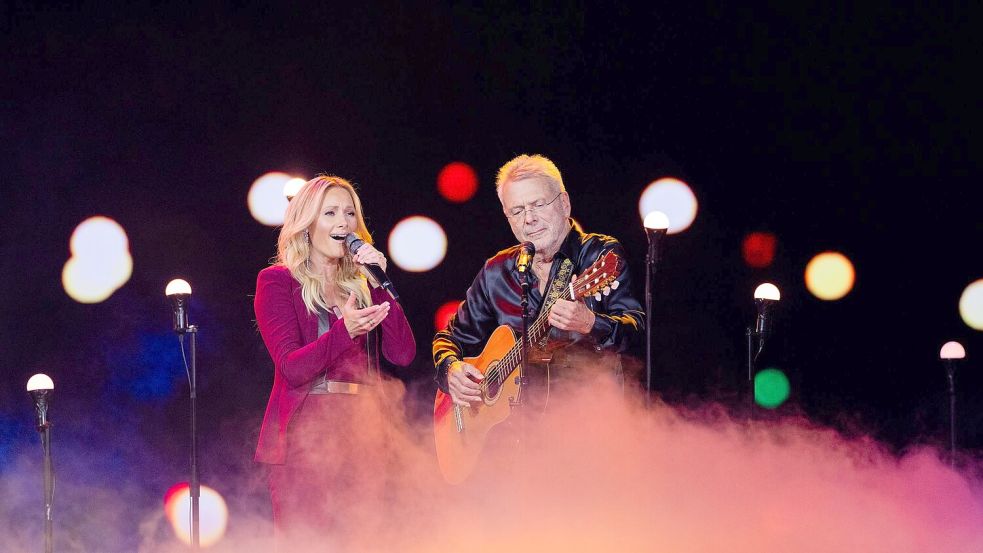 Sängerin Helene Fischer und Sänger Reinhard Mey. Foto: Rolf Vennenbernd/dpa