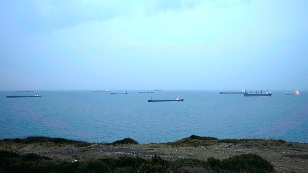 Im Schwarzen Meer ankernde Frachtschiffe warten auf die Durchfahrt durch die Meerenge Bosporus. (Archivbild) Foto: Khalil Hamra/AP/dpa