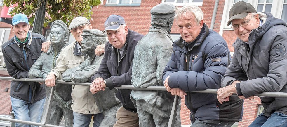 Freunde der Seefahrt: (von links) Ernst Richter, Johannes (Ottje) Schmitz, Helmut Fokkena, Johann (Jonny) Alberts und Heinz Peters. Foto: Ortgies