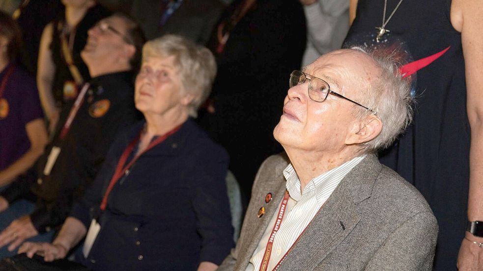 Der Astrophysiker Eugene Parker (r) beobachtete 2018 den Start der nach ihm benannten Raumsonde. (Archivbild) Foto: Glenn Benson/NASA/AP/dpa