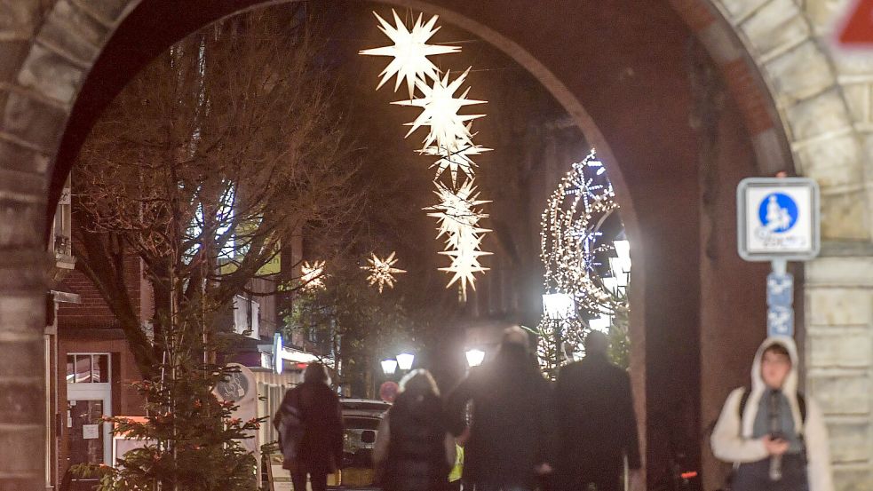 Die Fußgängerzone der Brückstraße hat nicht nur weihnachtlich geschmückt einen besonderen Charme. Foto: Ortgies/Archiv