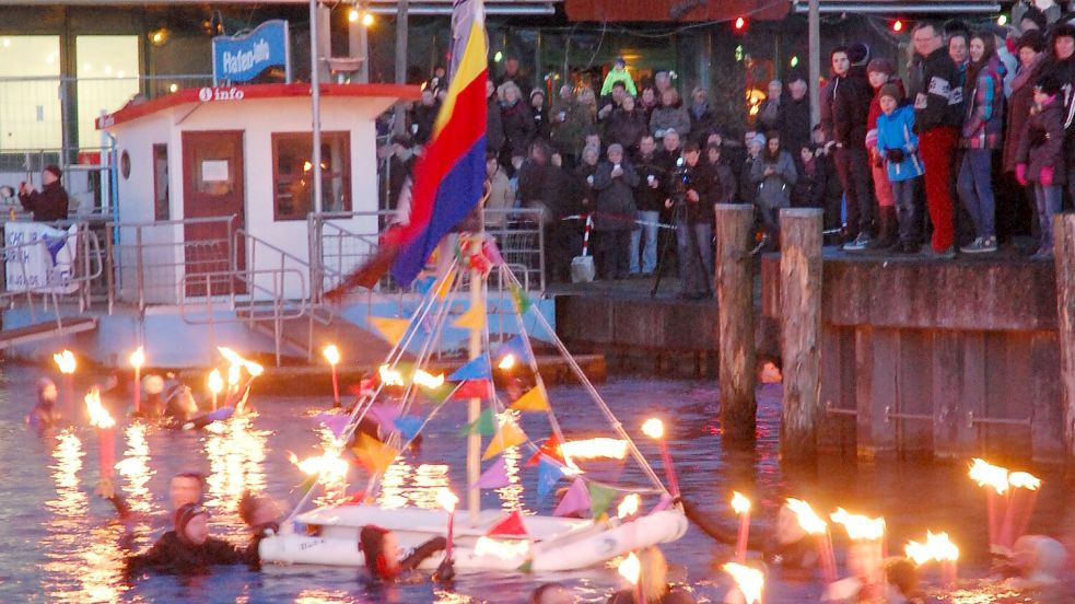 Das Fackelschwimmen im Auricher Hafen – hier ein Foto von 2014 – lockte stets Hunderte Schaulustige. Foto: Archiv/Bogena