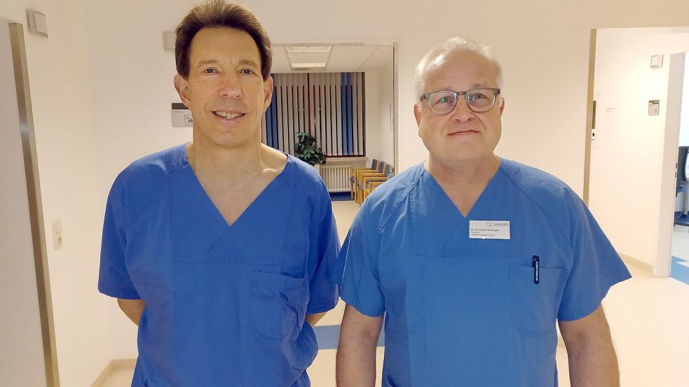 Der neue leitende Arzt Dr. Raimund Ulitzka (links) verstärkt zum 1. April 2025 das Team von Chefarzt Dr. Bernhard Scherger am Klinikum Emden. Fotografie: privat