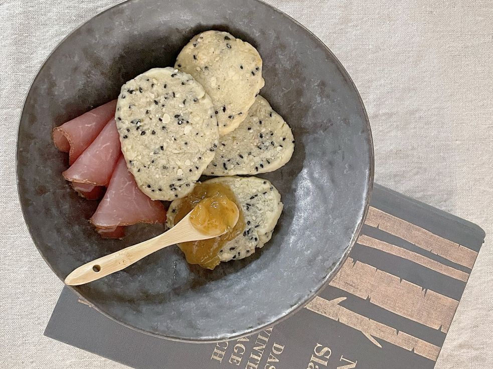 Die herzhaften Plätzchen schmecken besonders gut mit einer fruchtigen Marmelade oder einem Chutney. Fotos: Nobel