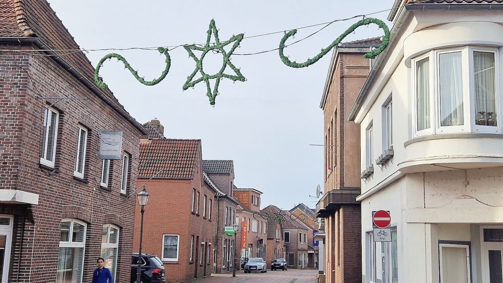 Über den Gassen der Altstadt von Weener hängen in der Adventszeit zahlreiche Girlanden mit leuchtenden Sternen. Foto: Gettkowski