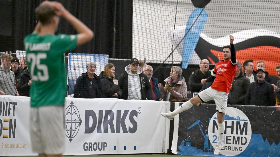 Nach einem wilden Spiel bejubelte Rot-Weiß/Kickers II (rechts Pascal Holstein) einen 5:4-Sieg gegen Titelverteidiger Larrelt (links), der ausgeschieden ist. Foto: Doden/Blomberg