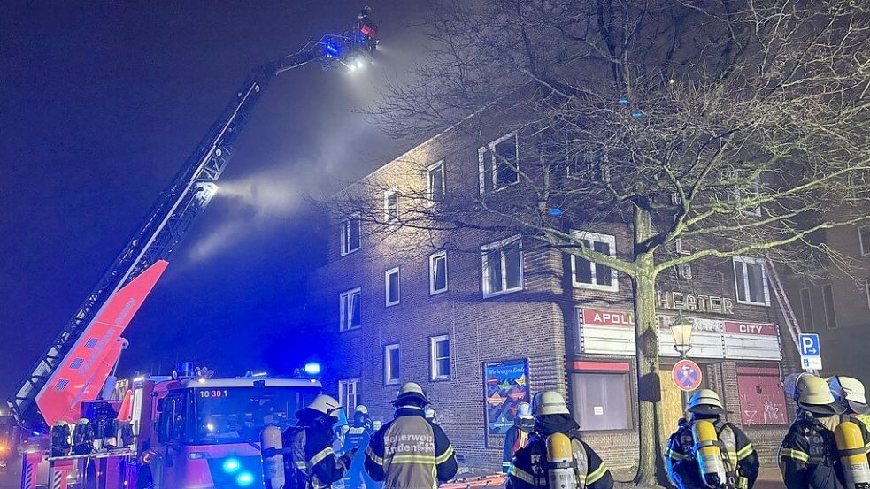 Die Emder Feuerwehr ist am Freitagabend zum Apollo-Theater ausgerückt. Foto: Hanssen