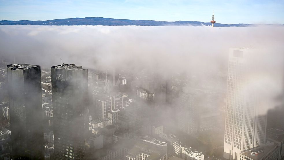 An der Grenze zwischen kalter und warmer Schicht bildet sich bei sogenanntem Inversionswetter Hochnebel, wie hier in Frankfurt am Main. Foto: Arne Dedert/dpa