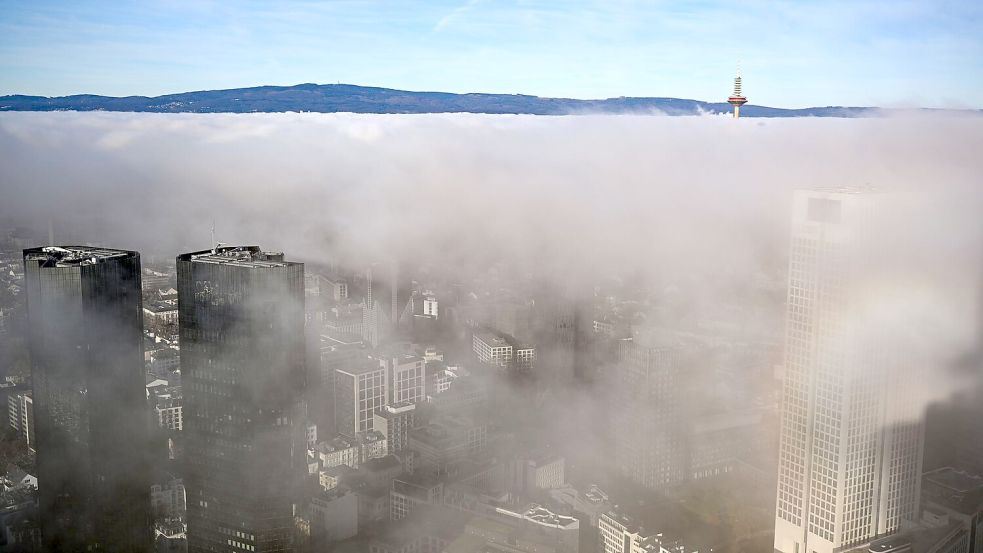 An der Grenze zwischen kalter und warmer Schicht bildet sich bei sogenanntem Inversionswetter Hochnebel, wie hier in Frankfurt am Main. Foto: Arne Dedert/dpa