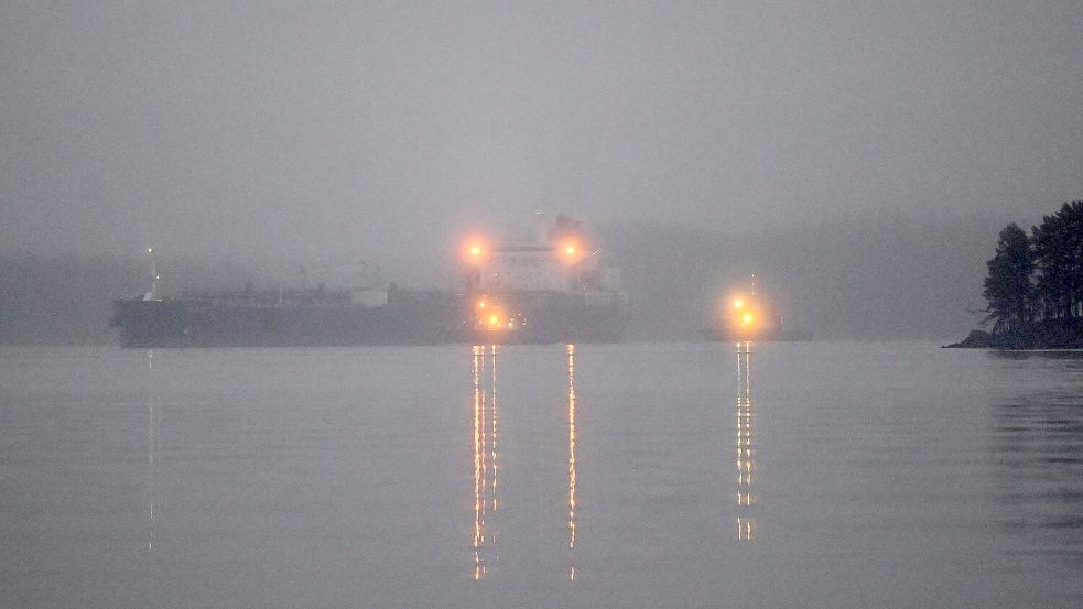 Der Öltanker „Eagle S“ wird zu einem Ankerplatz gebracht. Foto: Vesa Moilanen/Lehtikuva/dpa