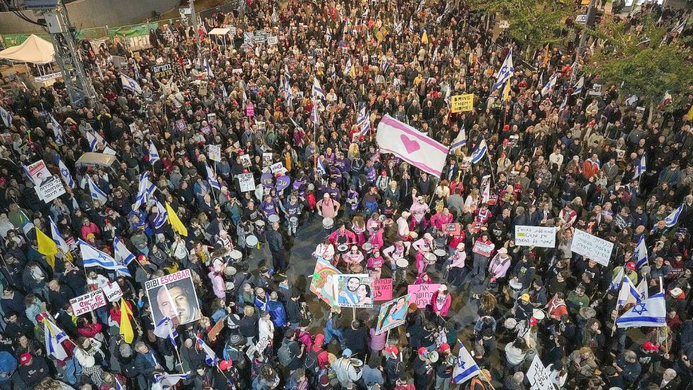 Mehr als 1.000 Menschen demonstrieren in Tel Aviv für einen Geisel-Deal. Foto: Ariel Schalit/AP/dpa