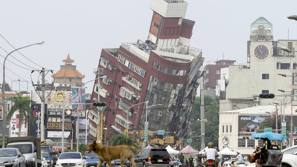 Bei Einhaltung strenger Bauvorschriften können Gebäude selbst schweren Erdbeben standhalten (Archivbild). Foto: Uncredited/kyodo/dpa