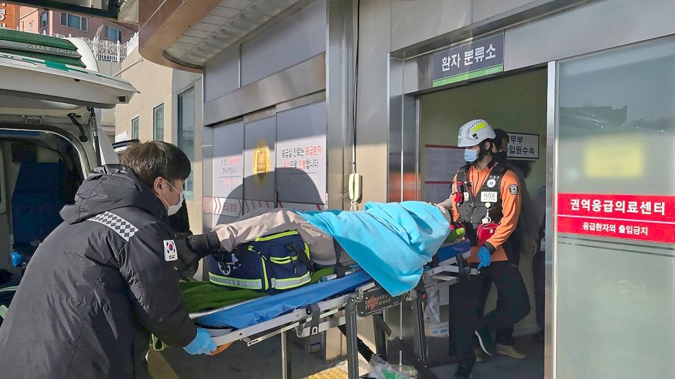 Ein nach einem Flugzeugabsturz gerettetes Opfer wird in ein Krankenhaus transportiert. Foto: Cho Geun-young/Yonhap/AP/dpa