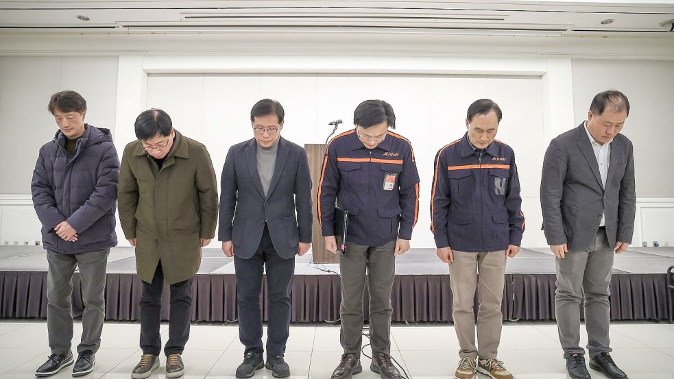 Vertreter der Jeju Air entschuldigen sich. Foto: Uncredited/Yonhap/dpa