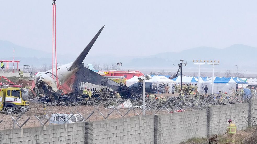 Die Maschine von Jeju Air zerschellte am Ende der Landebahn. Foto: Ahn Young-joon/AP/dpa