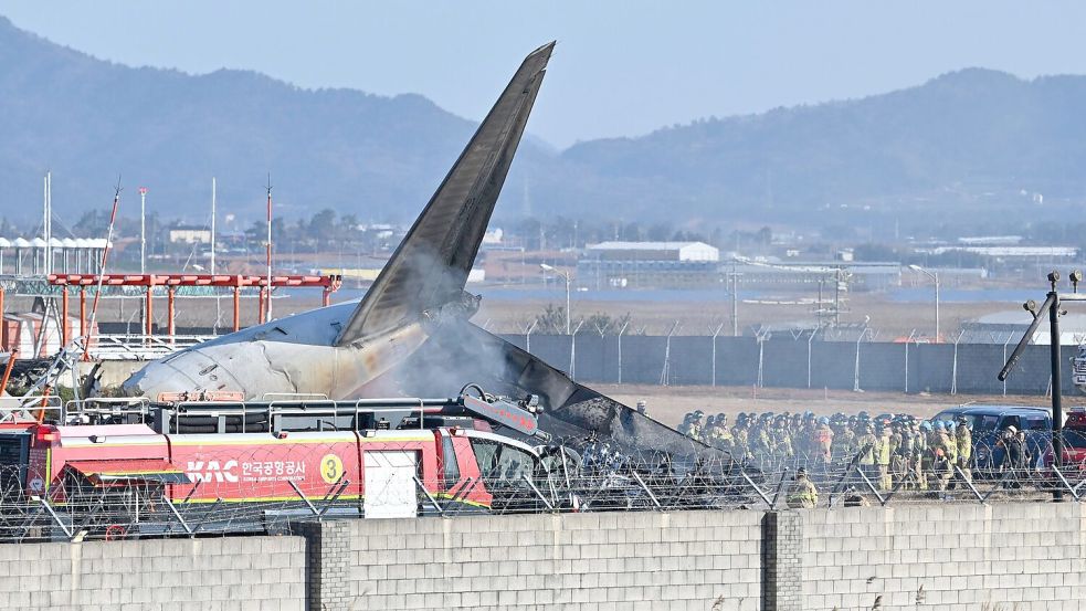 Das Flugzeug zerschellte an einer Mauer und ging in Flammen auf. Foto: Lee Young-ju/Newsis/AP/dpa