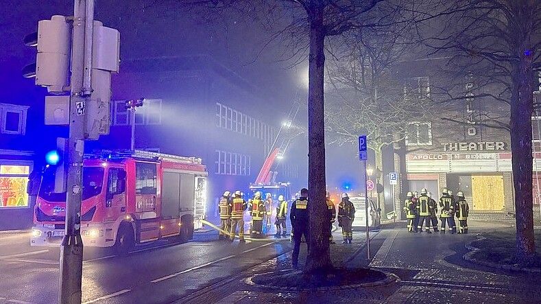 Am Freitagabend hat es im zweiten Obergeschoss des alten Apollo-Kinos gebrannt. Foto: Hanssen