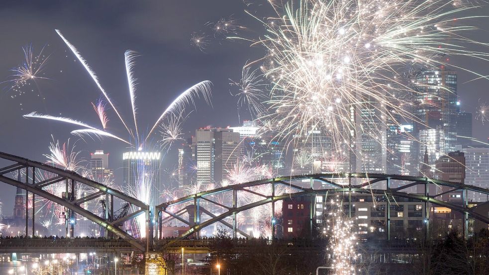 Sturm und Regen an der Küste, trocken im Süden lautet die Vorhersage des DWD für den Silvesterabend (Symbolbild). Foto: Boris Roessler/dpa