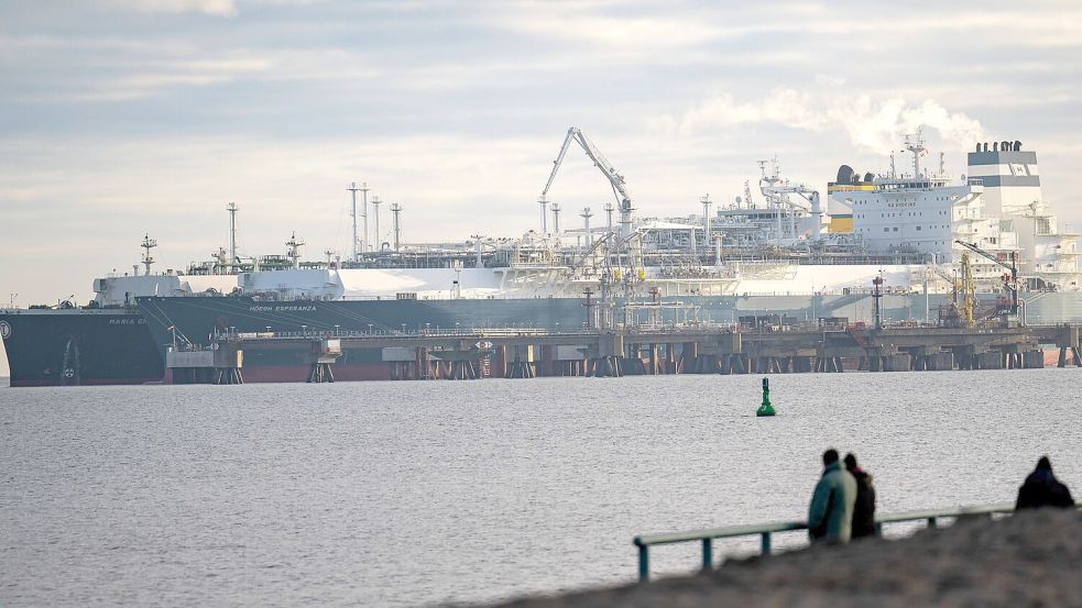 Das mit verflüssigtem Erdgas beladene Tankschiff „Maria Energy“ (hinten) liegt am schwimmenden LNG-Terminal, dem Spezialschiff „Höegh Esperanza“. Foto: Schuldt/dpa/Archiv