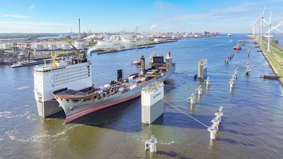 Ende Oktober wurde die „Fremantle Highway“, die inzwischen „Floor“ heißt, in Rotterdam auf die „Boka Vanguard“ verladen. Inzwischen ist das Schiff in China angekommen. Foto: Boskalis