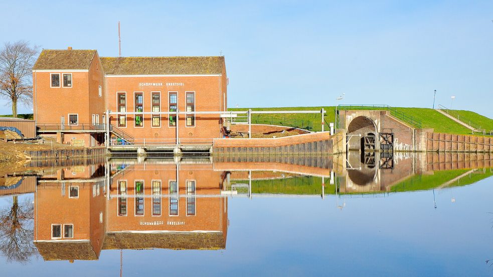 Wie das mit der Entwässerung in Ostfriesland funktioniert, zeigt eine Führung des Greetsieler Schöpfwerkes. Foto: Wagenaar/Archiv