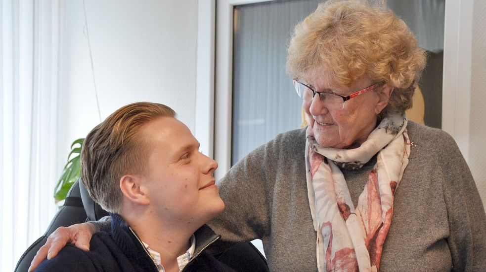 Theda Stigler ist stolz auf ihren Enkel André. Der wagte im Alter von 21 Jahren den Sprung ins kalte Wasser und kaufte die Pension Nordlicht in Esens. Theda und Georg Stigler führten das Haus von 1977 bis 2011. Foto: Ullrich