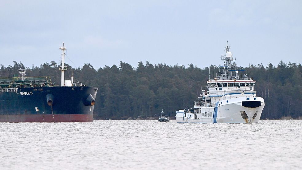 Öltanker wie die „Eagle S“ zählen mutmaßlich zur sogenannten russischen Schattenflotte. Sie sollen für mehrere durchtrennte Kabel am Meeresgrund verantwortlich sein. Foto: IMAGO/Lehtikuva/Jussi Nukari