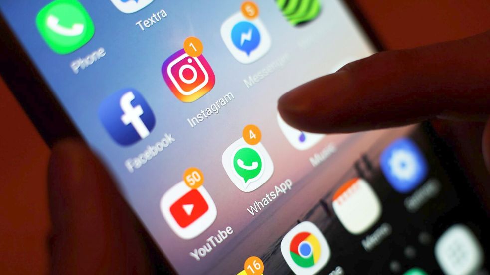 Ein Smartphone-Display mit Symbolen von Apps, die man auch zum Telefonieren und Videotelefonieren nutzen kann, etwa Facebook Messenger und Whatsapp. Foto: Yui Mok/PA Wire/dpa