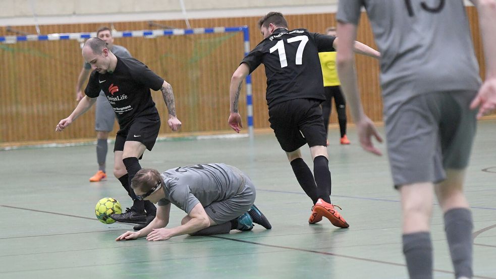 Concordia Neermoor schwarze Trikots gewann das Moormerlandderby gegen Fortuna Veenhusen klar mit 3:0. Am Ende wurde Veenhusen Gruppensieger.