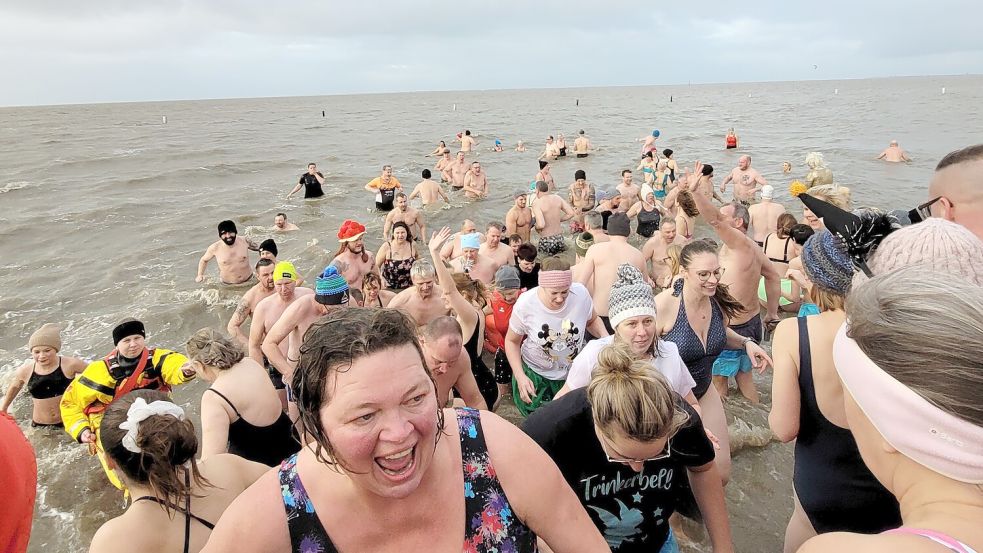 Das Anbaden in Norddeich war dieses Jahr ein Publikumsmagnet. Mehr als 250 Menschen stürzten sich in die Nordsee, rund 1000 Zuschauer verfolgten das Spektakel. Foto: Rebecca Kresse