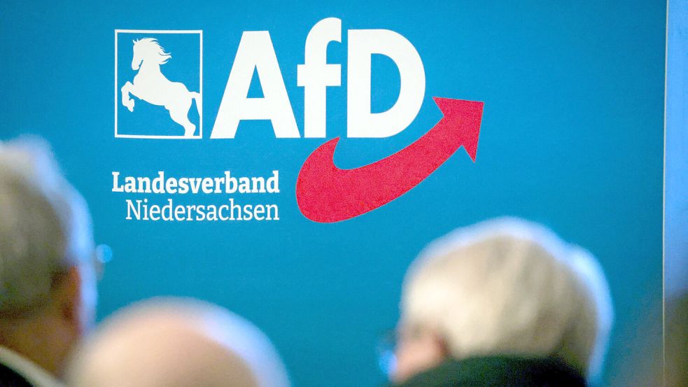 Delegierte sitzen in Dötlingen bei der Aufstellungsversammlung der AfD Niedersachsen für die Bundestagswahl vor dem Partei-Logo. Foto: Strangmann/dpa