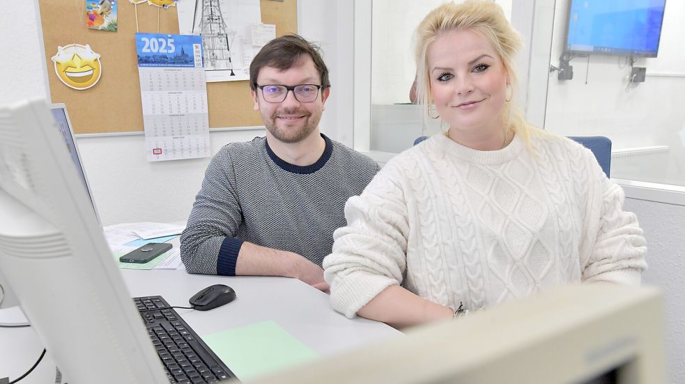 Das neue Führungsduo der Leeraner Lokalredaktion: Jonas Bothe und Vera Vogt. Foto: Ortgies