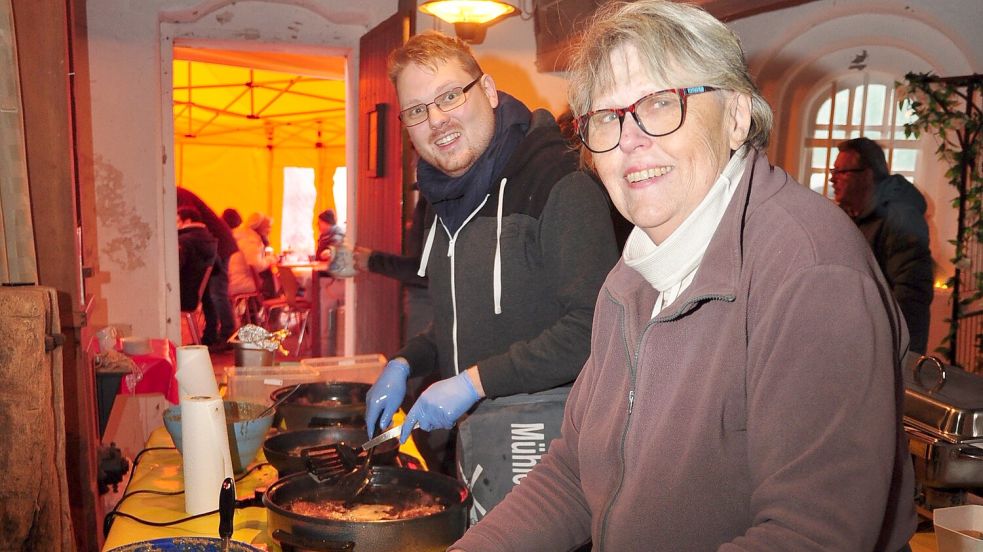 An den Bratpfannen stehen Ingrid Müller und Malte Blümel. Foto: Wolters