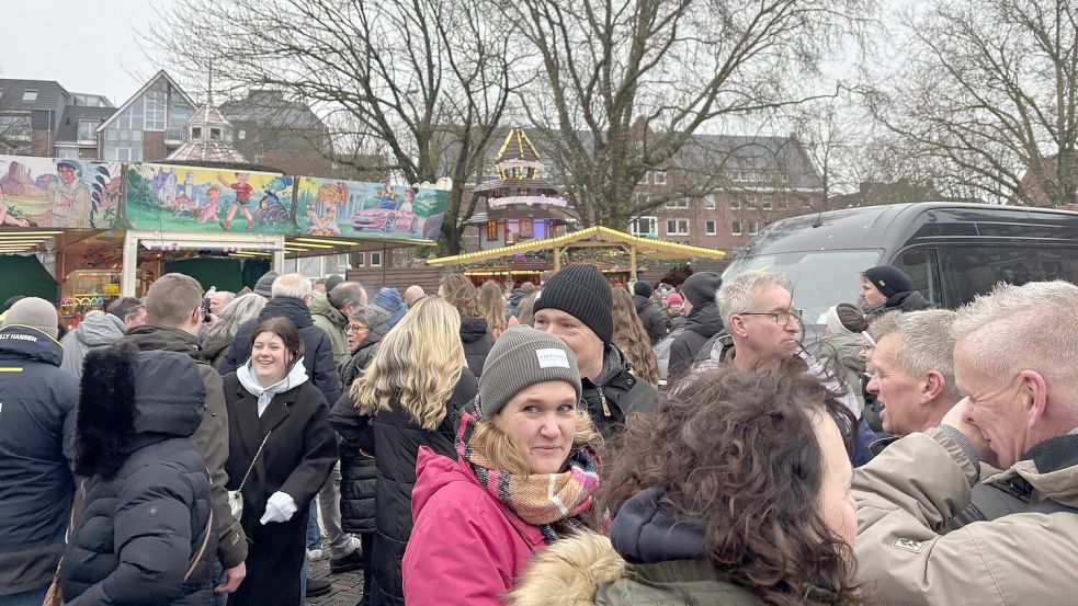 Gegen 13 Uhr war das Gedränge beim Silvester-Elführtje im Emder Stadtgarten schon groß. Foto: Hanssen