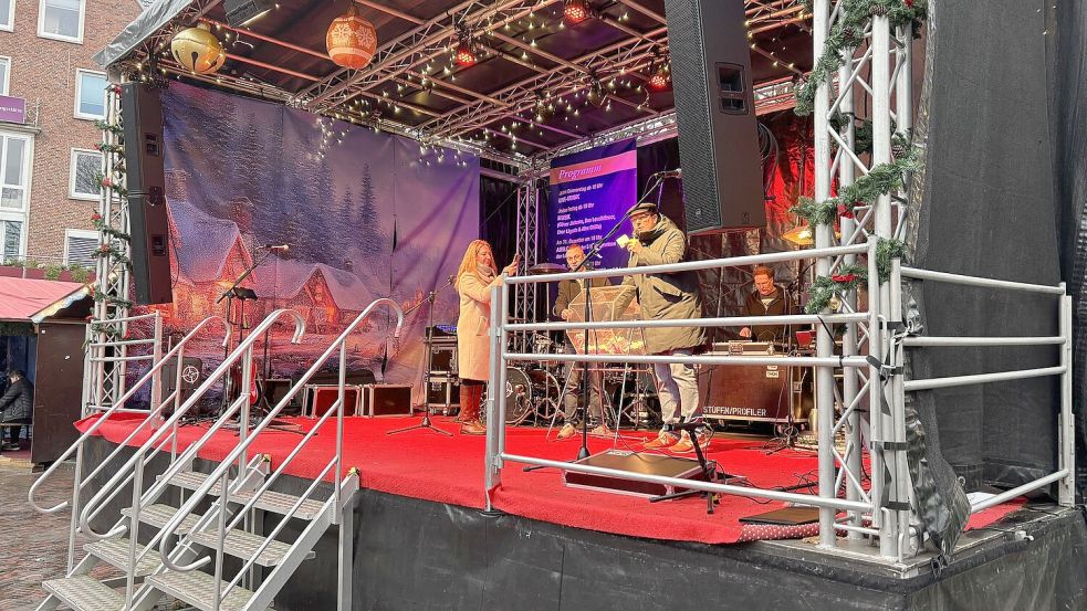 Als Oberbürgermeister Tim Kruithoff ab etwa 10 Uhr die Gewinnerlose im Stadtgarten gezogen hat, war es noch relativ leer auf dem Engelkemarkt. Foto: Hanssen